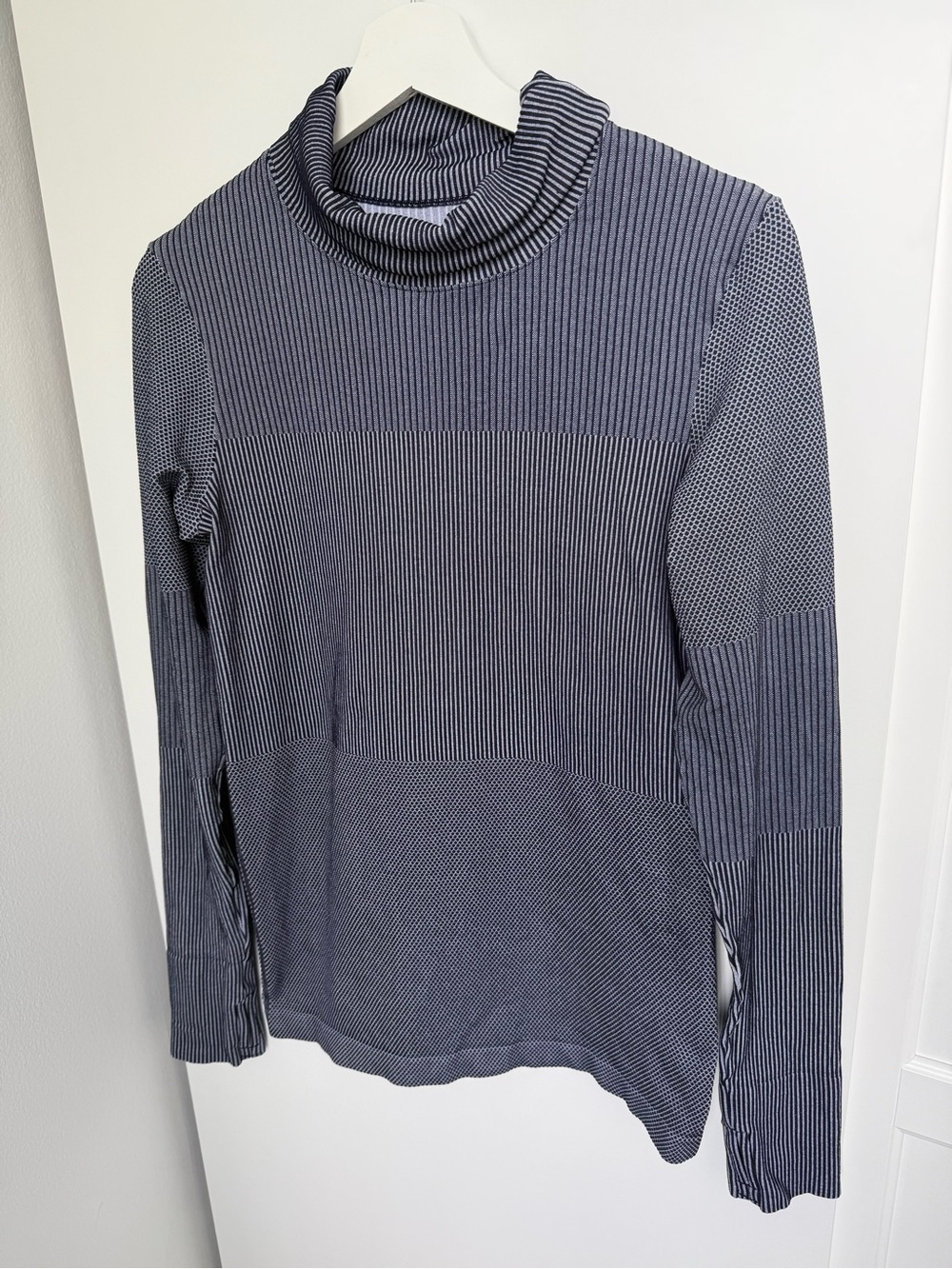 Athleta Women’s Flurry Base Layer Turtleneck Size Medium Outdoor Cold Weather